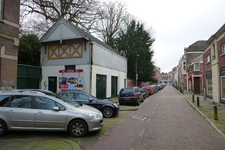 846996 Gezicht in de Mgr. van de Weteringstraat te Utrecht, uit het noordoosten, met links het transformatorhuis (nr. 11c).
